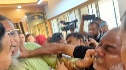 বগুড়ায় মনোনয়নপত্র জমা দেওয়ার সময় বিএনপির দুই পক্ষের মারামারি