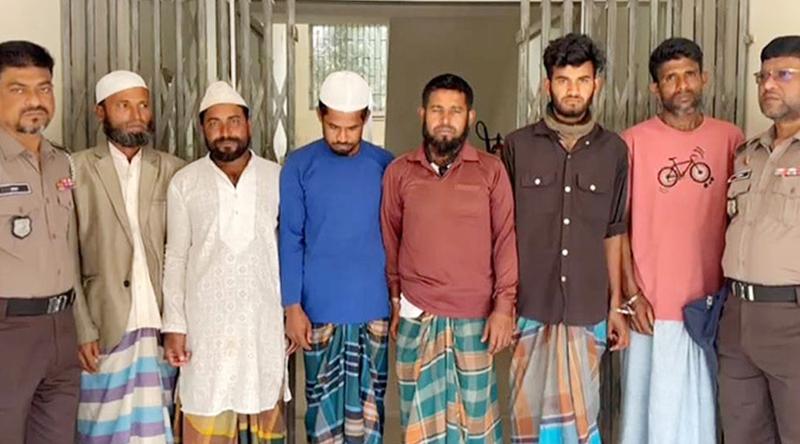 নিষেধাজ্ঞা অমান্য করে মাছ শিকারে ১৩ জেলে আটক