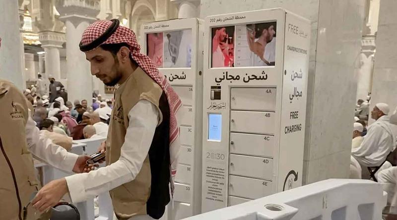 মসজিদুল হারামে মুসল্লিদের জন্য মোবাইল চার্জিং স্টেশন চালু