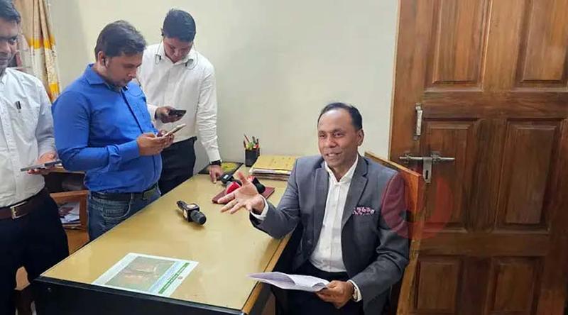 খুব আশাহত হয়েছি, পৌনে ১০টার পর কর্মকর্তা এসেছেন: হঠাৎ পরিদর্শনে ভূমি প্রতিমন্ত্রী