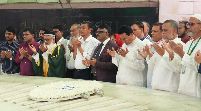 শহীদ জিয়া ও বেগম জিয়ার মাজারে চীফ হুইপসহ হুইপবৃন্দের শ্রদ্ধা