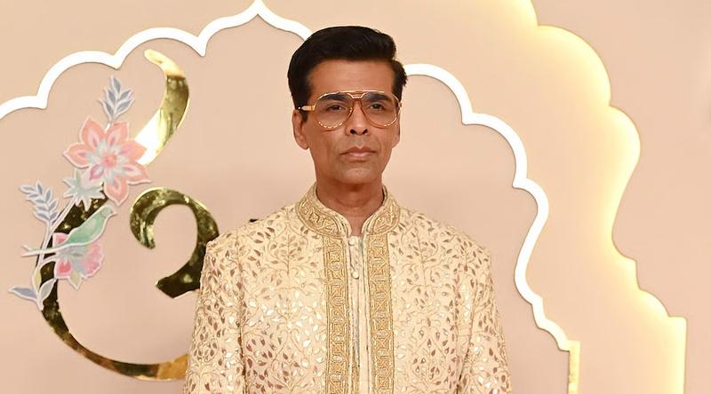 বলিউডের কোন তারকার জন্য রং খেলতে ভয় পান করণ জোহর?