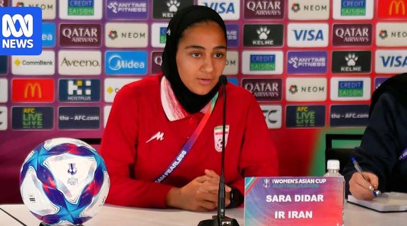 সংবাদ সম্মেলনে কাঁদলেন ইরানের নারী ফুটবলার