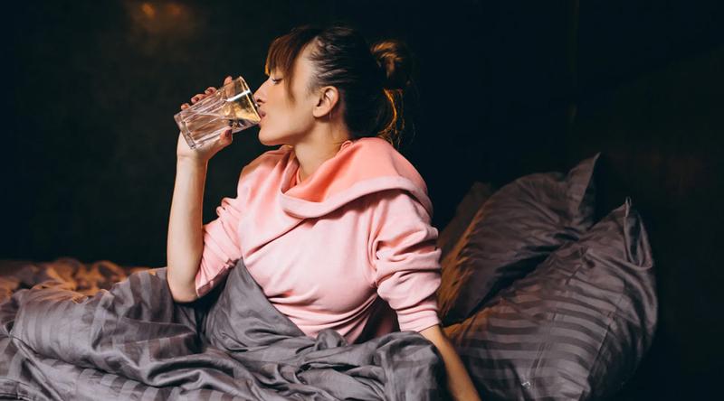 ঘুমাতে যাওয়ার কতক্ষণ আগে পানি খাওয়া উচিত?