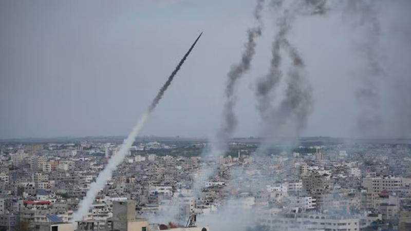 ভোরে ইসরায়েলকে নিশানা করে একের পর এক ক্ষেপণাস্ত্র ছুড়ল ইরান