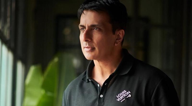 যুদ্ধ পরিস্থিতিতে দুবাইয়ে আটকে পড়াদের পাশে সোনু সুদ