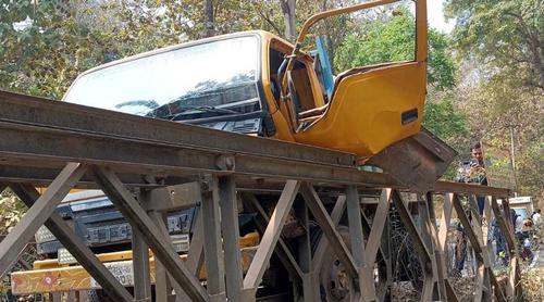কাপ্তাই-চট্টগ্রাম সড়কে বেইলি ব্রিজে দুর্ঘটনায় ট্রাক, যান চলাচল বন্ধ