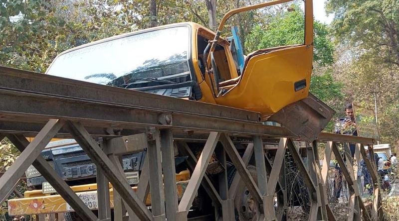 কাপ্তাই-চট্টগ্রাম সড়কে বেইলি ব্রিজে দুর্ঘটনায় ট্রাক, যান চলাচল বন্ধ