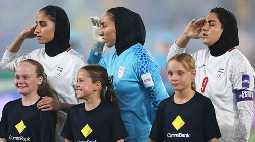 দেশবাসীকে সামরিক সালাম জানাল ইরানের ফুটবলাররা