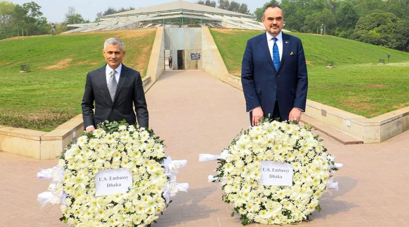 জিয়াউর রহমান ও খালেদা জিয়ার কবরে পল কাপুরের শ্রদ্ধা