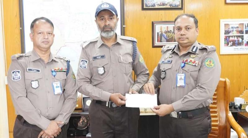 অস্ত্রসহ শুটারকে ধরে পুরস্কার পেলেন টিআই মাহমুদ