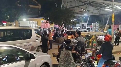 জ্বালানি সংকটের শঙ্কা, রাতেও পেট্রোল পাম্পে গাড়ির জট