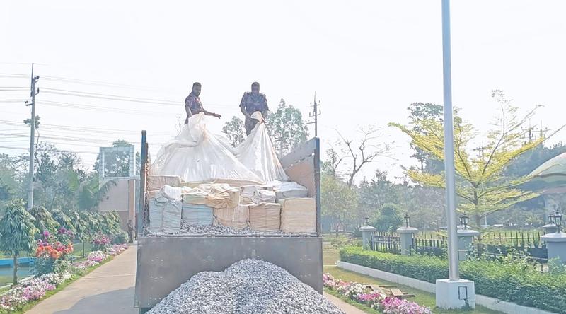 হবিগঞ্জে ট্রাকভর্তি পাথরের নিচে ২ কোটি টাকার ভারতীয় কসমেটিকস জব্দ