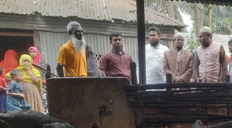 গাইবান্ধায় আগুনে গরুসহ গোয়ালঘর পুড়ে ছাই