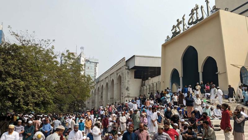 রমজানের তৃতীয় জুমায় বায়তুল মোকাররমে মুসল্লিদের ঢল