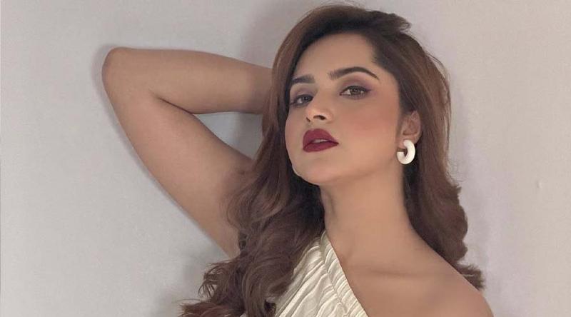 গ্ল্যামারাস লুকে নজর কাড়লেন কেয়া পায়েল