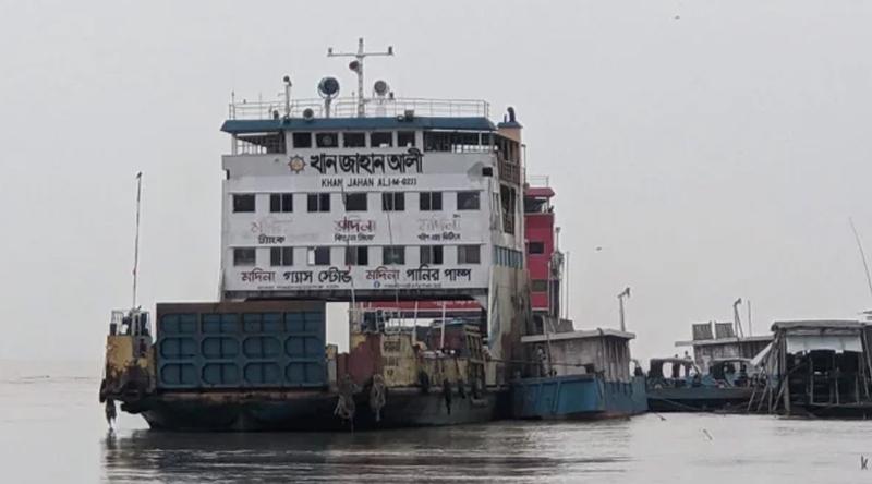 দৌলতদিয়া-পাটুরিয়া নৌরুটে ফেরি চলাচল বন্ধ