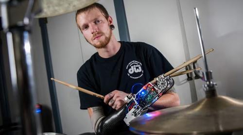 দুর্ঘটনায় এক হাত হারিয়েও আজ তিনি বিশ্বের দ্রুততম ড্রামারদের একজন