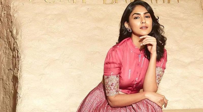 ম্রুণালের প্রথম প্রেমিক তার কোন স্বভাবের জন্য পালিয়েছিলেন?