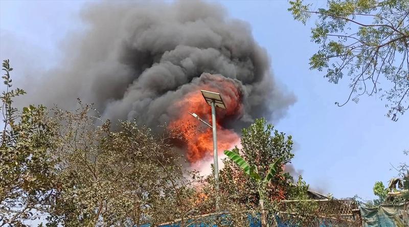 কক্সবাজারের উখিয়ায় ৪ নম্বর রোহিঙ্গা ক্যাম্পে ভয়াবহ আগুন