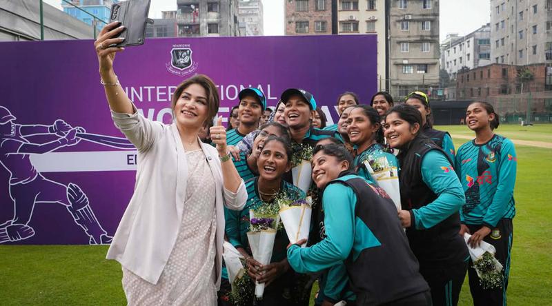 আন্তর্জাতিক নারী দিবসে জ্যোতিদের ফুলেল শুভেচ্ছা জানাল বিসিবি