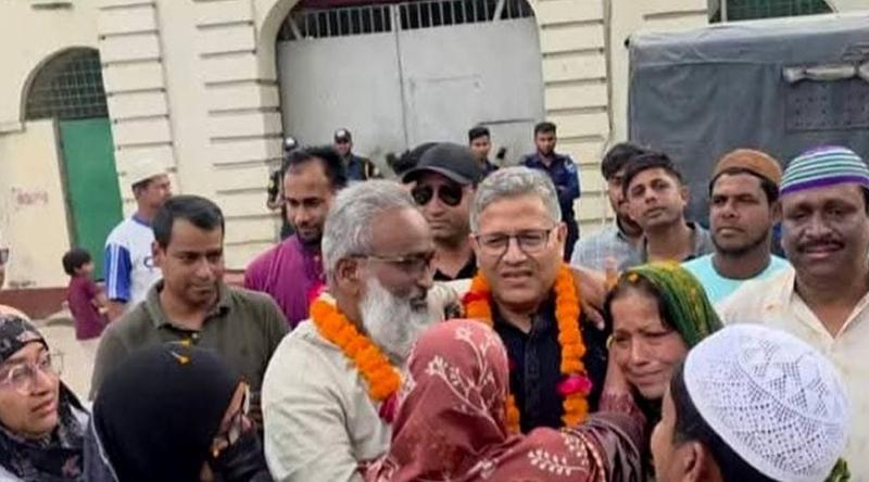 আ.লীগ নেতাকে জেলগেটে মালা পরিয়ে বরণ করলেন বিএনপির এমপি