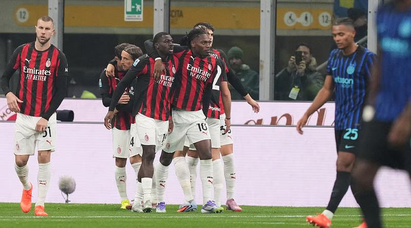 ইন্টারকে হারিয়ে শিরোপার দৌড়ে টিকে রইল এসি মিলান