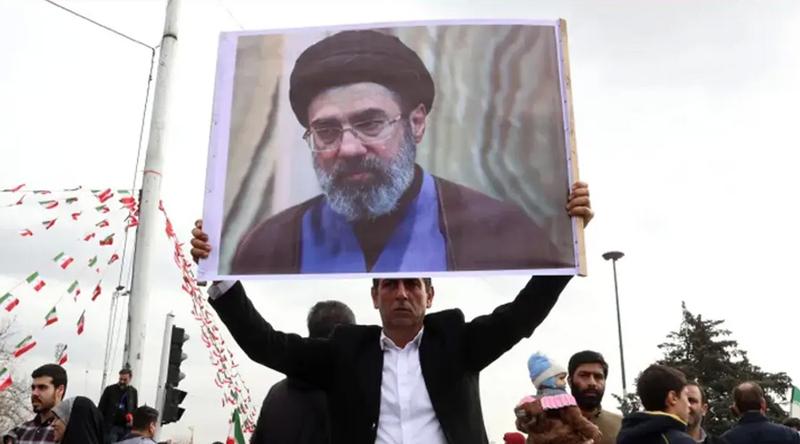 মা-বাবা-স্ত্রী ও সন্তান হারিয়েছেন মোজতবা, তিনি আরও ক্ষিপ্র হতে পারেন