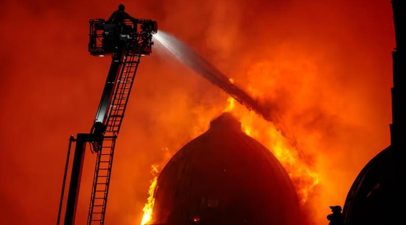 স্কটল্যান্ডের বাণিজ্যিক ভবনে আগুন, ট্রেন চলাচলে ব্যাঘাত