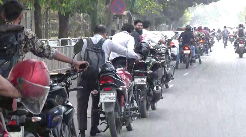 জ্বালানি তেলের পাম্পগুলোতে আজও দীর্ঘ লাইন