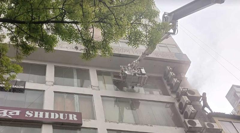 মিরপুরে ১০তলা ভবনে আগুন, নিয়ন্ত্রণের কাজে ফায়ার সার্ভিসের ৪টি ইউনিট