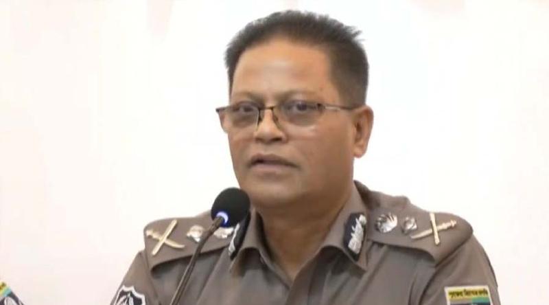 কিশোর গ্যাং নিয়ন্ত্রণে রাজনীতিবিদদের ‘বাবা’ সম্বোধন আইজিপির