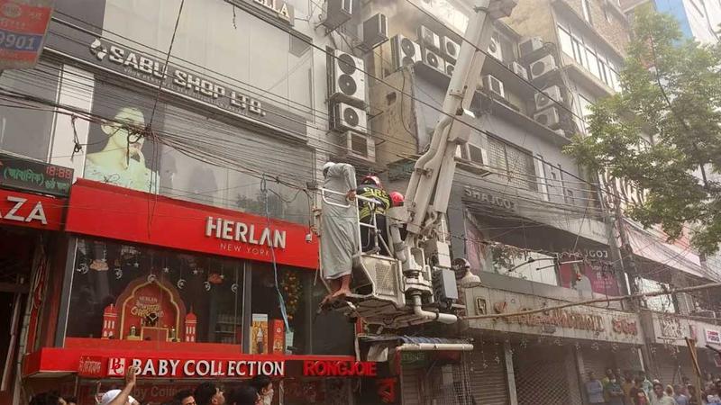 দেড় ঘণ্টা পর নিয়ন্ত্রণে মিরপুরের বহুতল ভবনের আগুন