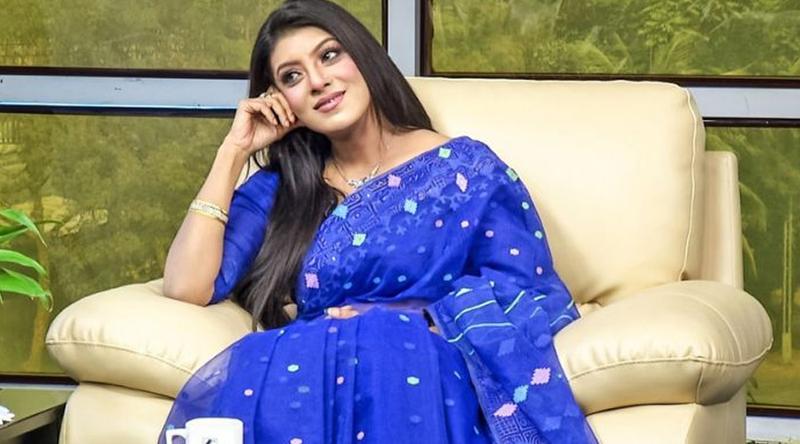 ৪৯ বছরেও আকর্ষণীয় থাকার রহস্য ফাঁস করলেন মৌ!