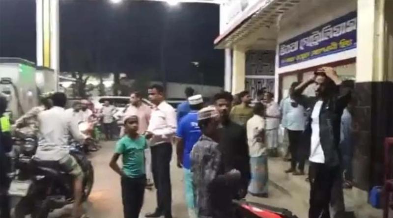 তেল না পেয়ে পাম্প কর্মীকে ছুরিকাঘাত