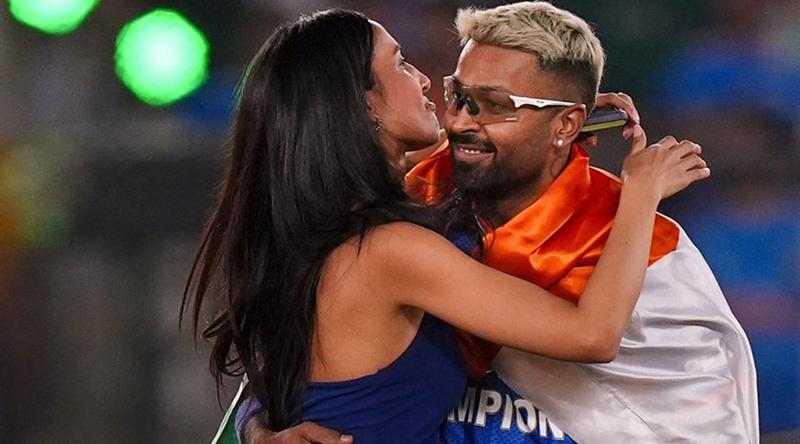 মাঠেই হার্দিক-মাহিকার মাখামাখি! কে এই মাহিকা শর্মা?