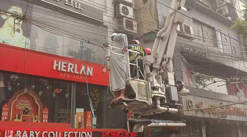 মিরপুরে বাণিজ্যিক ভবনে আগুন, হাসপাতালে দুজনের মৃত্যু