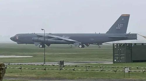 যুক্তরাজ্যের ফেয়ারফোর্ড ঘাঁটিতে মার্কিন বি-৫২ বোমারু বিমান মোতায়েন