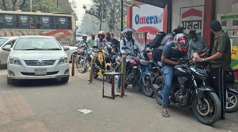 জ্বালানি তেলের জন্য সকালেই দীর্ঘ লাইন, মিলছে নির্দিষ্ট পরিমাণে