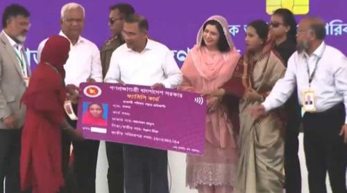নারীদের হাতে ‘ফ্যামিলি কার্ড’ তুলে দিলেন প্রধানমন্ত্রী