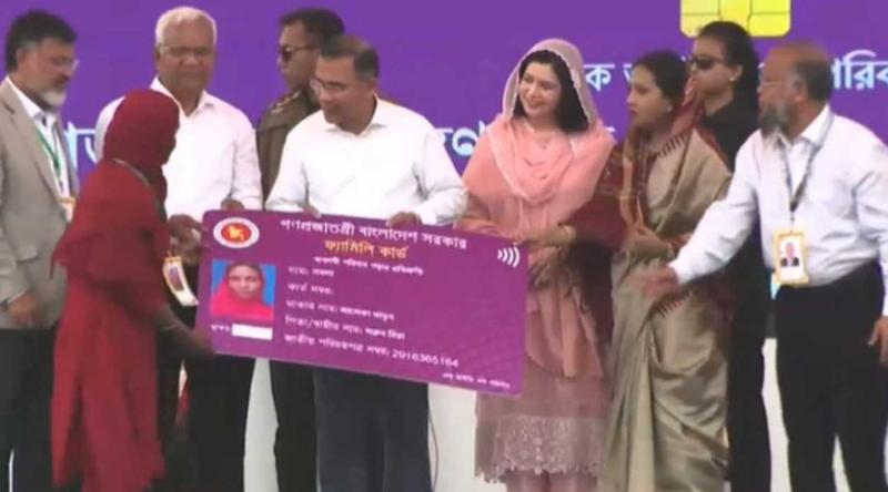 নারীদের হাতে ‘ফ্যামিলি কার্ড’ তুলে দিলেন প্রধানমন্ত্রী