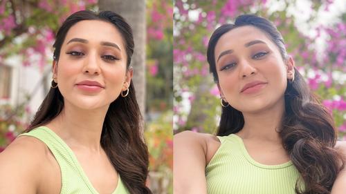 ফুল বাগানে গ্ল্যামারাস লুকে মিমি