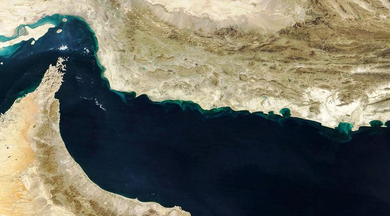 হরমুজ প্রণালী দিয়ে জাহাজ নেওয়ার দাবি করে পোস্ট ডিলিট করলেন মার্কিন মন্ত্রী