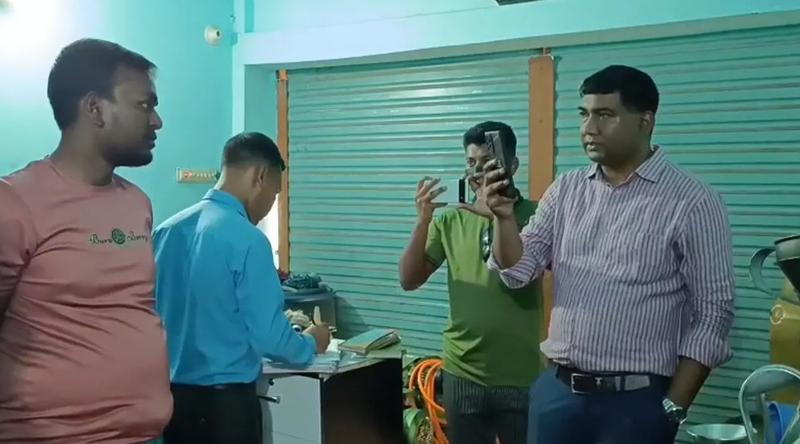 মানিকগঞ্জে শ্বশুরের দোকান থেকে বাড়িতে তেল মজুত, জামাইকে জরিমানা