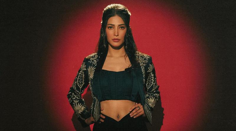 নতুন গান ও গ্ল্যামারাস লুকে নজর কাড়লেন শ্রুতি