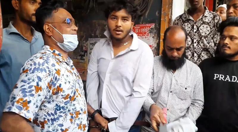 প্রেমিকার চশমার লেন্স পাল্টে না দেওয়ায় কর্মচারীর ওপর প্রেমিকের হামলা