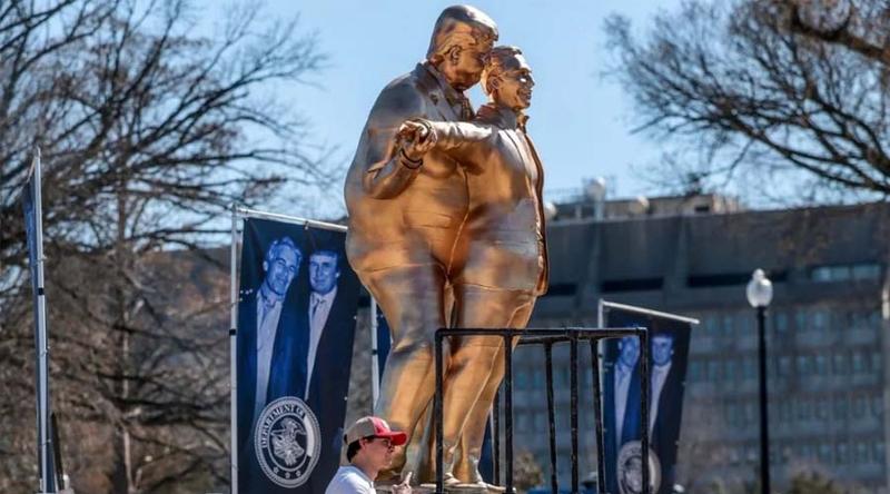 ওয়াশিংটনে টাইটানিক ভঙ্গিতে ট্রাম্প-এপস্টিনের বিতর্কিত ভাস্কর্য