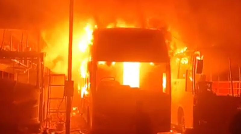 সাভারে বাসে আগুন, নিয়ন্ত্রণে ২ ইউনিট