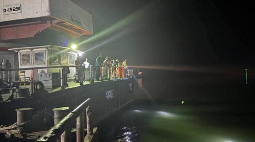 পাটুরিয়া ফেরি ঘাটে ২৪ হাজার লিটার তেলসহ পদ্মায় লরি