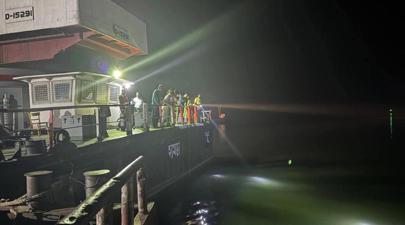 পাটুরিয়া ফেরি ঘাটে ২৪ হাজার লিটার তেলসহ পদ্মায় লরি